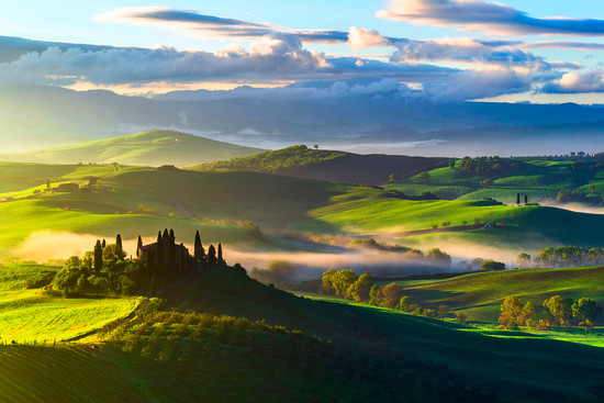 италия,  вид сверху, тоскана, поля, хольма, деревья, туман