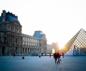 Лувр, париж, франция, площадь
