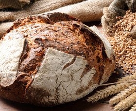 фото выпеченого свежего хлеба, зерна, колоски